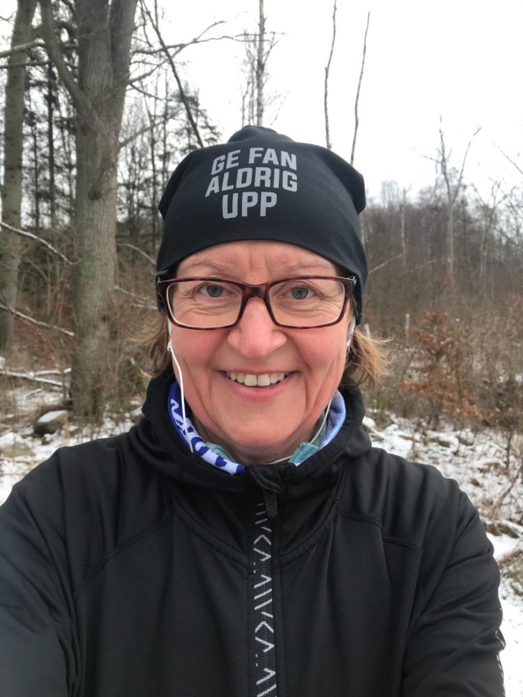 Beanie Ge Fan Aldrig Upp Black - Customer Photo From Ingela Forslund