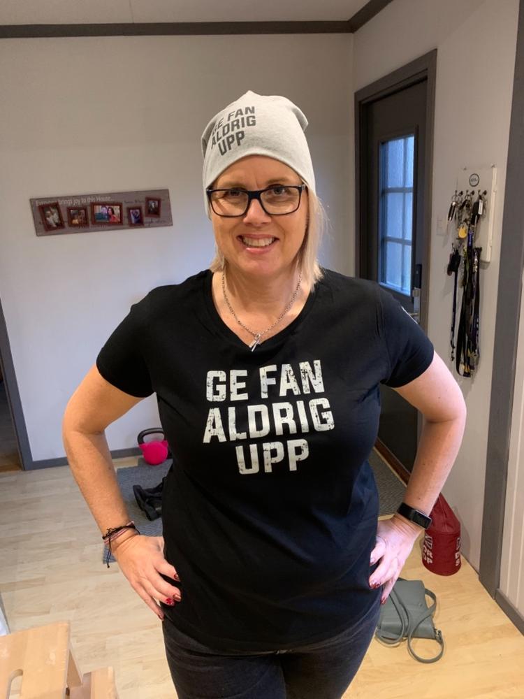 Beanie Ge Fan Aldrig Upp Grey - Customer Photo From Charlotte Stävemyr