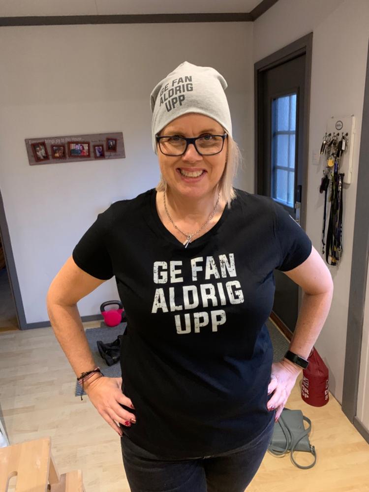 Beanie Ge Fan Aldrig Upp Grey - Customer Photo From Charlotte Stävemyr