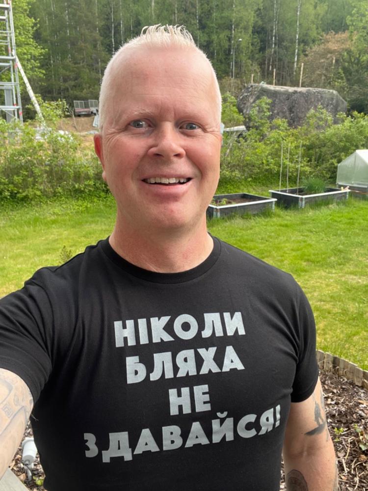 Ge Fan Aldrig Upp - UKR Tee - M - Customer Photo From Johan Nolén