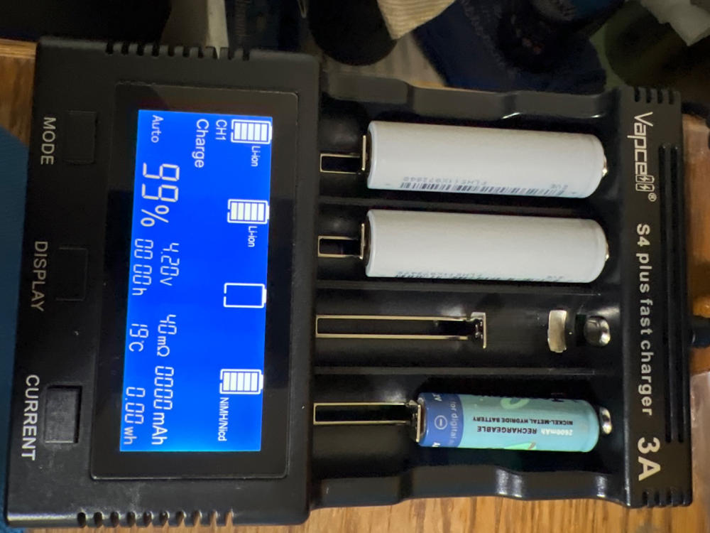 Vapcell S4 Plus Intelligent 4 Bay Rechargeable Battery Charger and Discharge Tester - Customer Photo From Anonymous