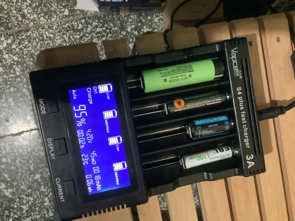 Vapcell S4 Plus Intelligent 4 Bay Rechargeable Battery Charger and Discharge Tester - Customer Photo From Luis Guillen