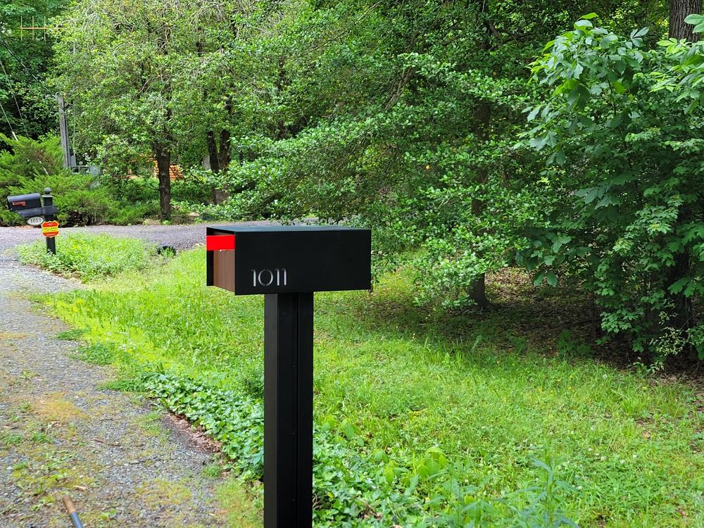 Waldo XL | Custom Mailbox - Customer Photo From Robert Wright