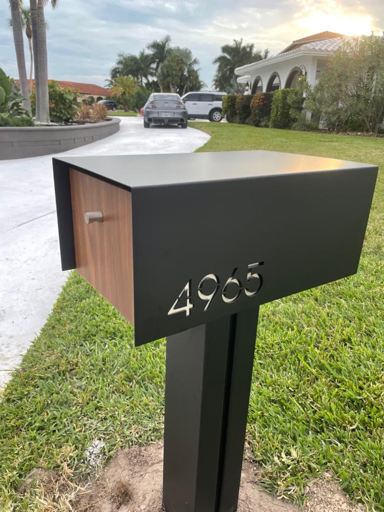 Mailbox Numbers Accent Plates - Customer Photo From Sherry Tilghman