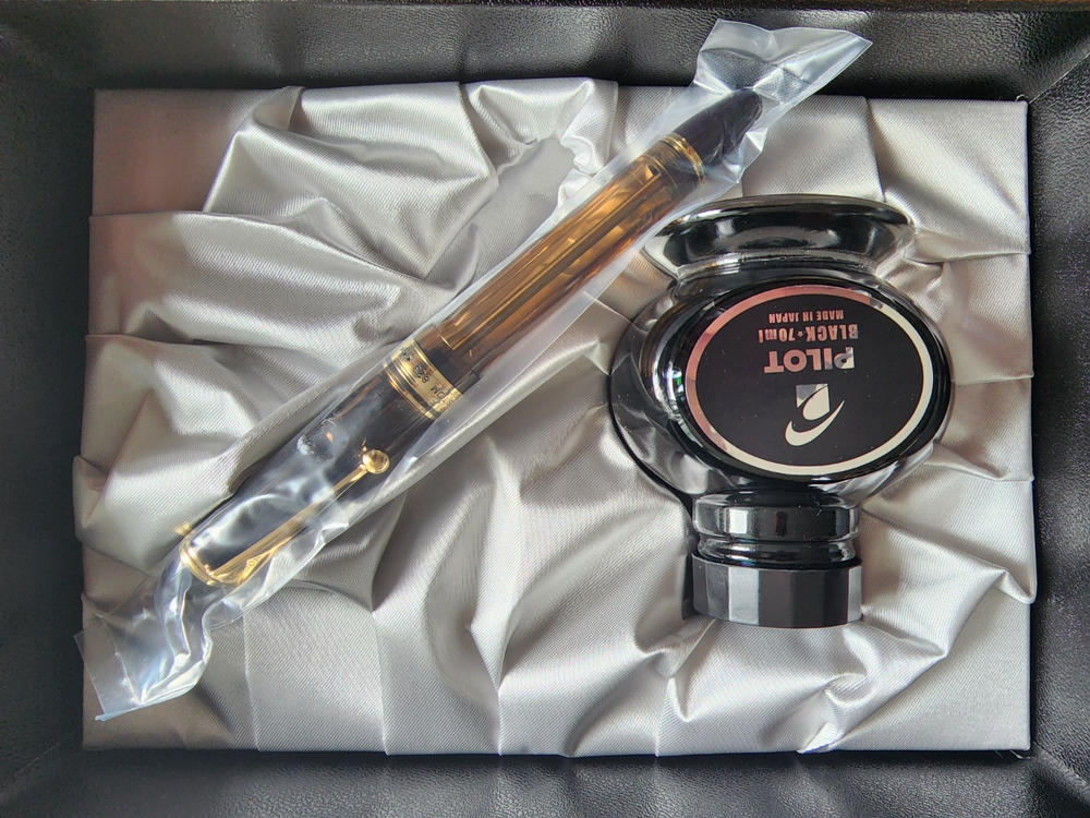 Pilot Custom 823 Fountain Pen Gift Set - Amber - Customer Photo From Eric Sleegers