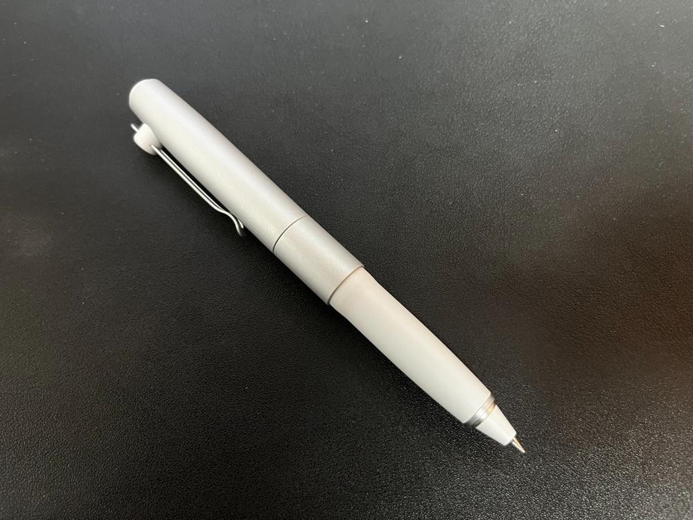 Uni-ball Zento Gel Pen - Signature Model - Metalilc Silver - Black