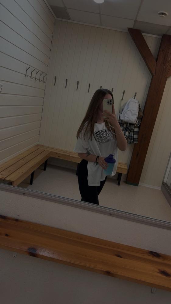 White Fade Graphic Tee - Customer Photo From Andrea-Emilie Aass Rønning