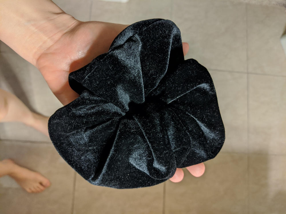 VVTSCRUNCH - Oversized Velvet Scrunchie - Customer Photo From Isabella Gonzalez