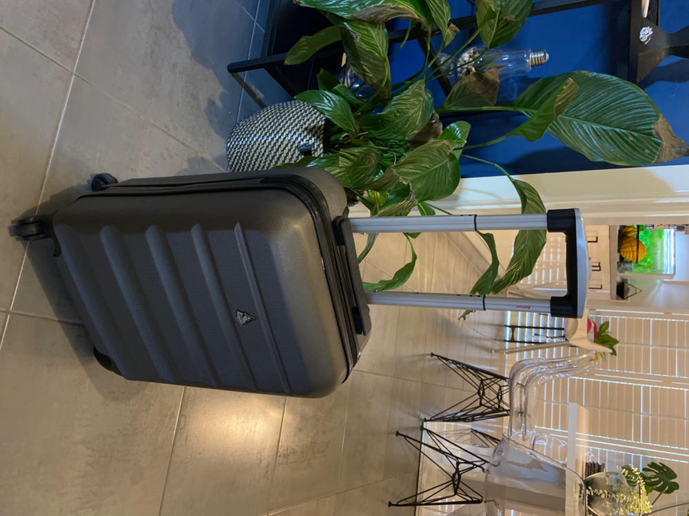 Aerolite 55cm Lightweight Hard Shell Cabin Hand Luggage with 4 Spinner Wheels for 360 Degree Manoeuvrability 21", Approved for Ryanair, easyJet, British Airways, Virgin Atlantic, Flybe and More - Customer Photo From Joshua Warner