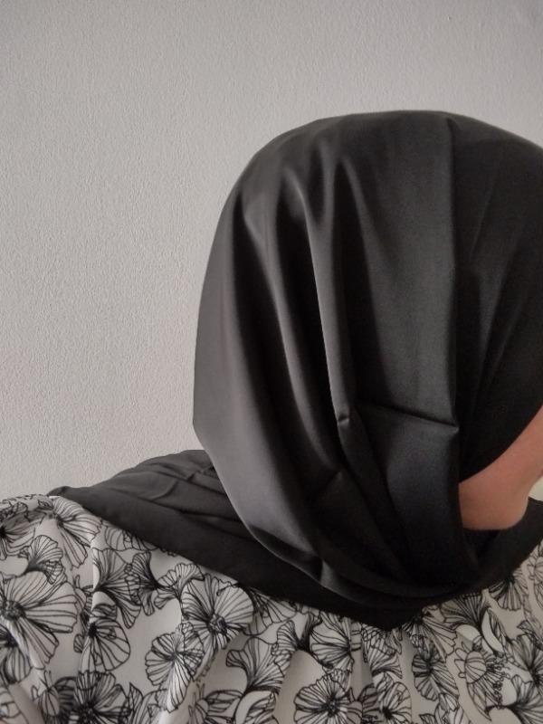 Perfect Satin Hijab - Black - Customer Photo From Casmira Kuhn