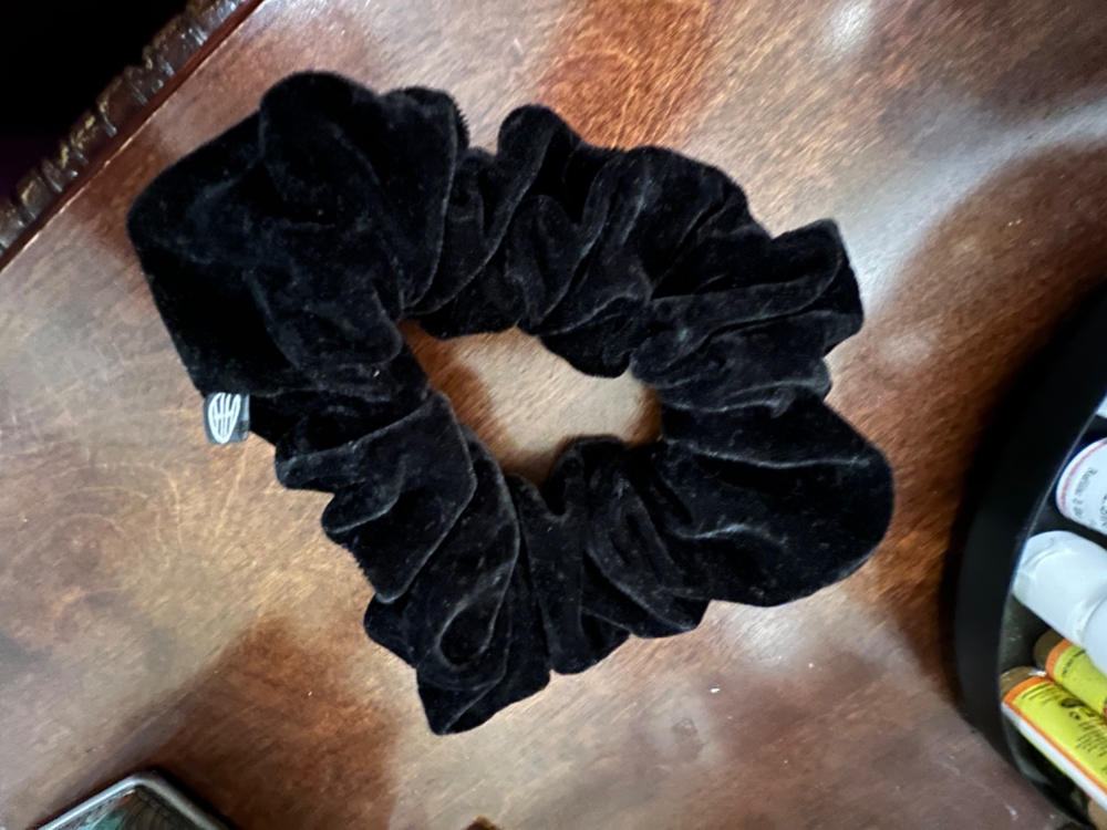 Small Bamboo Jersey Scrunchie – Black - Customer Photo From Tashfia R.