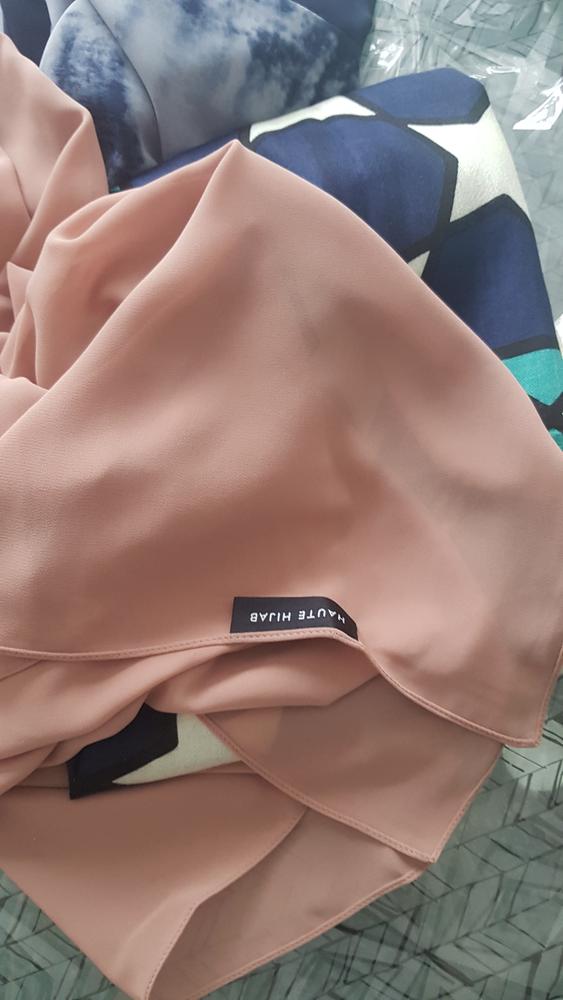 Print-Edge Hijab - Blush - Customer Photo From Souria 