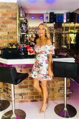 Manyana M. verified customer review of Allia Pintuck Short Dress White Floral