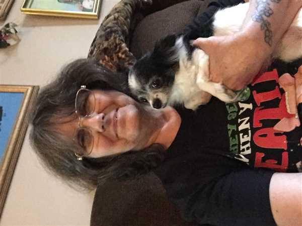 Martha Brandon verified customer review of They see you Chihuahua Graphic Tee