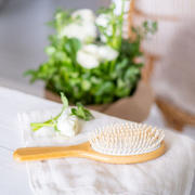 Bambu hiusharja, valkoinen, pyöreä - Saaren Taika Decor Product Image