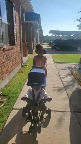 Liki Trike S3 - Flame Red | Doona™ | 5 in 1 compact tricycle